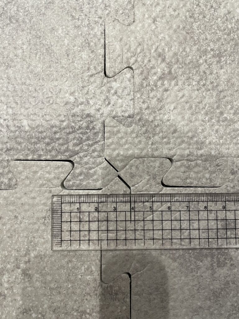 ジョイントマットの設置時の隙間の写真